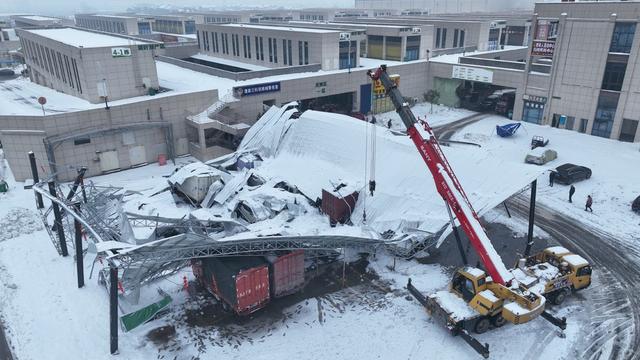 受极寒天气影响，澧县2月2日至5日连降暴雪，造成多处市场大棚坍塌，所幸没有人员伤亡。先正在紧急消除隐患。杨翠辉2月6日摄影湖南澧县。