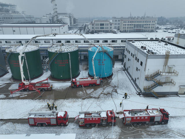 抗击冰雪保安全