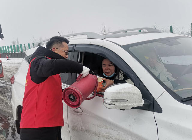 高速公路 暴雪 冰冻  道路封闭  滞留司乘  志愿者  暖心行动  生活物资