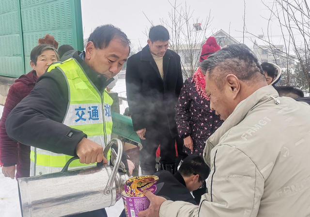 高速公路 暴雪 冰冻  道路封闭  滞留司乘  志愿者  暖心行动  生活物资