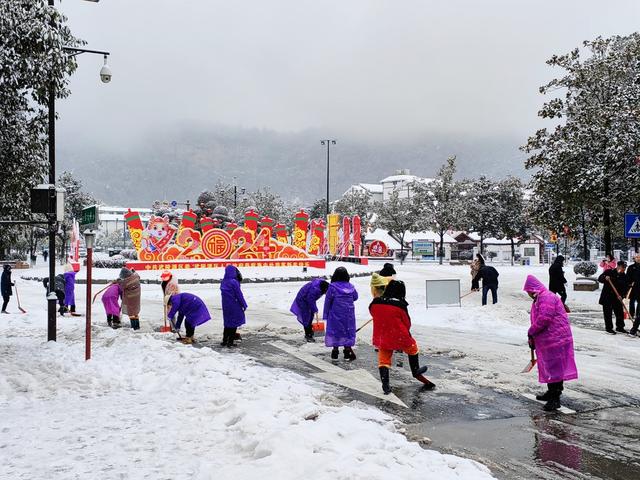 张家界 武陵源 铲雪除冰 保畅通 