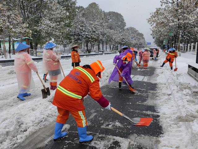 张家界 武陵源 铲雪除冰 保畅通 