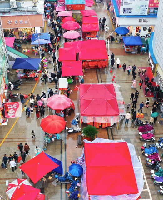 年货  市场  人气旺  雨雪天气   供应