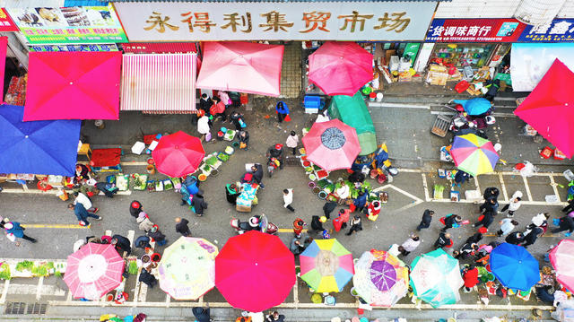 年货  市场  人气旺  雨雪天气   供应