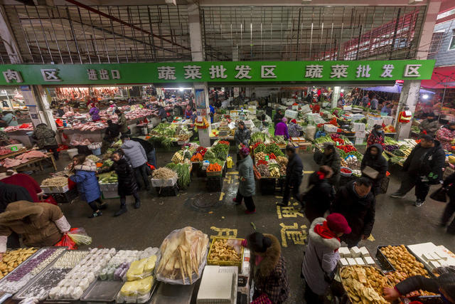 通道 春节 市场 货物 充足 价稳 市民 购年货