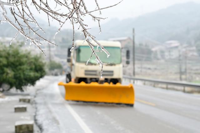 天气  冰雪  救灾  除冰  保畅通  公路