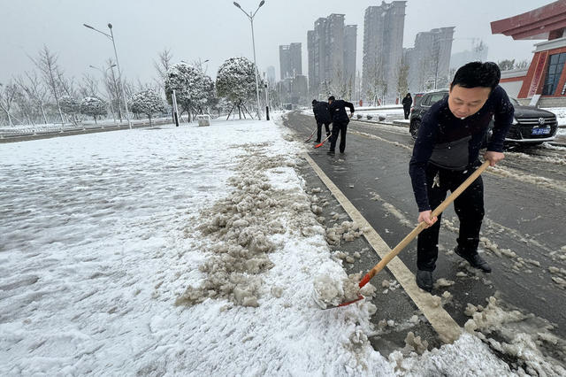 铲冰雪   为驻点单位铲扫出一条安全之道