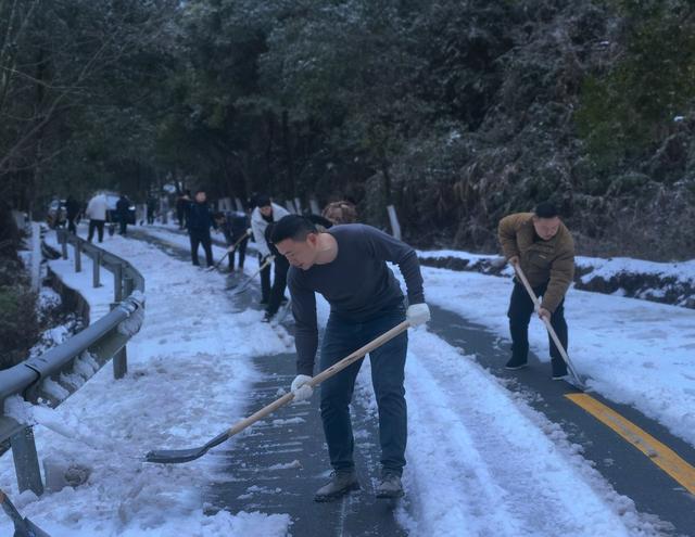 铲冰除雪保畅通