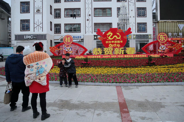 湖南桂东 鲜花 花坛 照相 群众