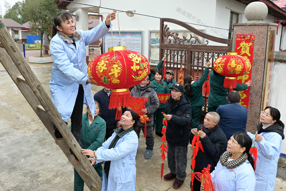 敬老院 公益 慈善 年味 龙年春节 挂灯笼 贴对联 迎春节 老人 老年生活