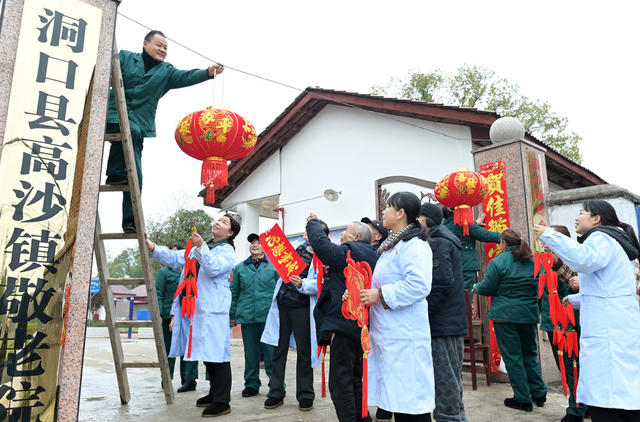 敬老院 公益 慈善 年味 龙年春节 挂灯笼 贴对联 迎春节 老人 老年生活
