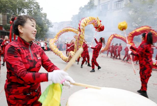 龙腾虎跃过大年