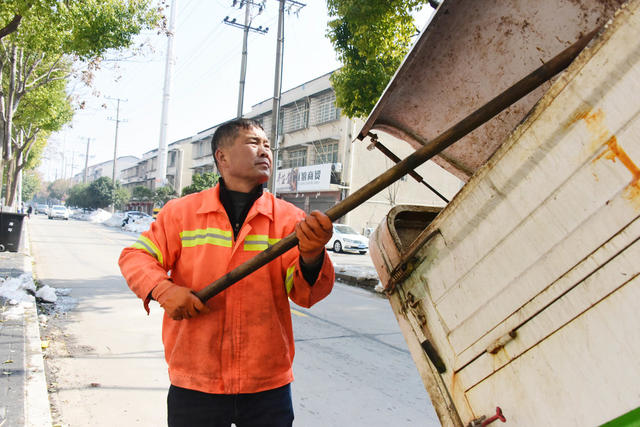 春节  龙年  长假第一天  环卫工  垃圾清运  城市洁净