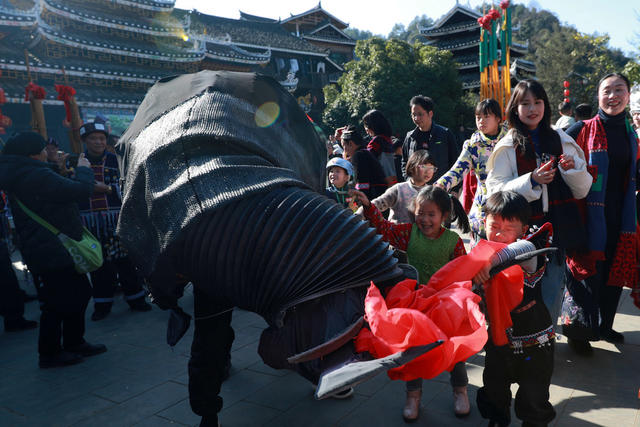 闹新春 侗族 吸引 游客 巡寨 民俗 活动

