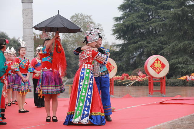 花灯  龙灯  苗族婚嫁习俗