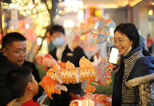 春节 夜色 游客