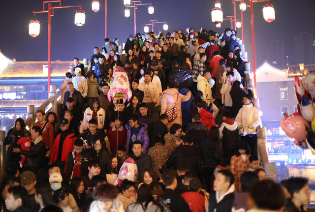 春节 夜色 游客