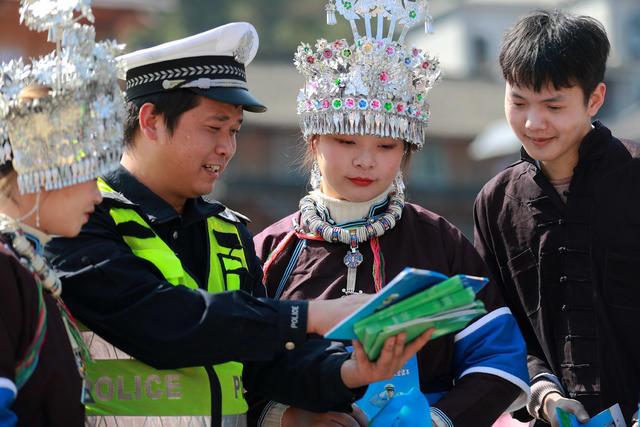 春节 交通 交警 宣传忙 安全 好出行