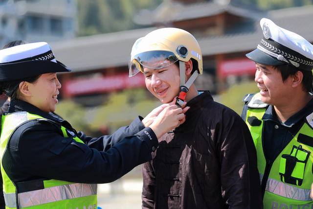 春节 交通 交警 宣传忙 安全 好出行