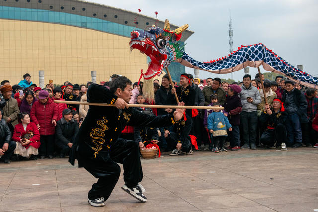 舞龙  唱灯  庆大年