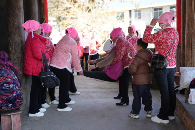 通道：一起“回娘家“拜年   阖家欢乐的”年味“