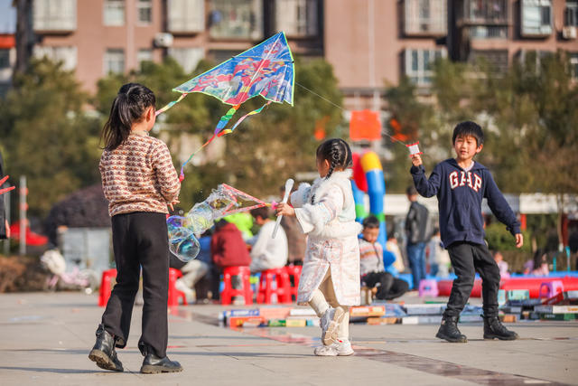 春节 假期 休闲 放风筝 游玩 假日 新春