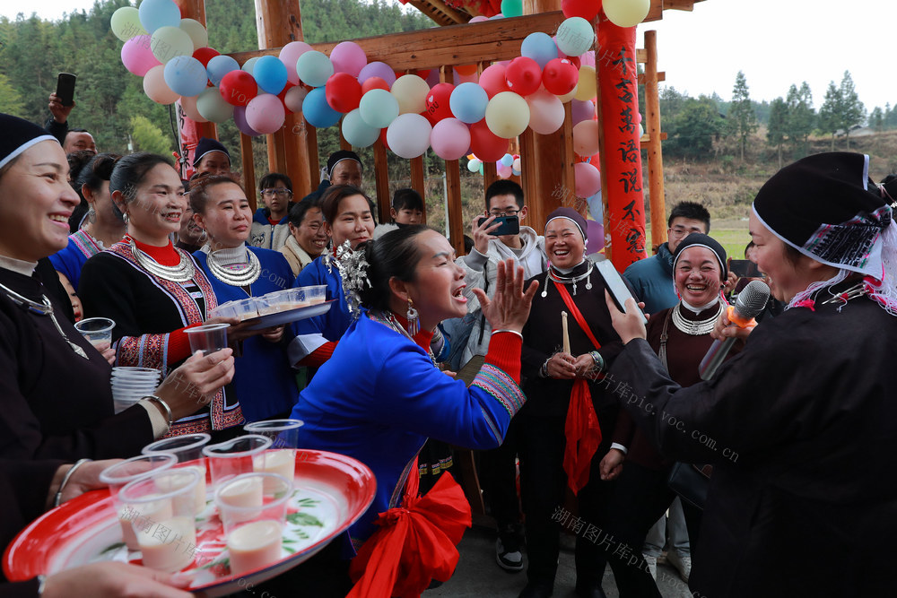 年味 节日 侗族 姑巴 传统 婚俗 闹新春 吸引 游客