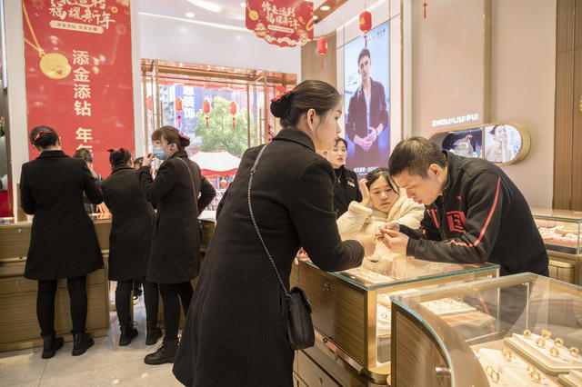 湖南娄底 市民 选购 黄金饰品 旺销