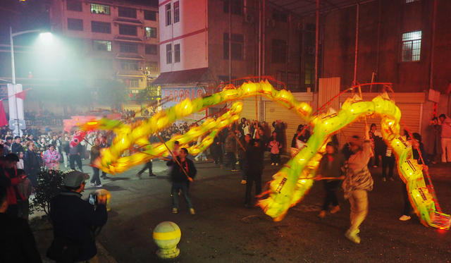 舞龙灯 庆新春