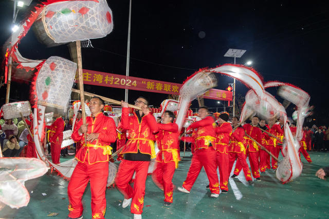 溆浦县龙庄湾村舞龙灯、唱花灯戏，载歌载舞闹新春