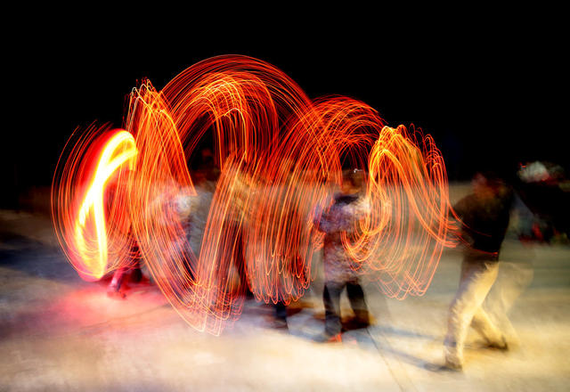 桂东县沤江镇秋里村自古至今有舞香火龙闹春节、祈丰年的传统，在每年的大年初四前后开始，挨家逐户进行，有“拜四门”、“游龙”、“翻架”、“抢球”、“团龙”等情节，家家户户放鞭炮迎接，场面亲切、热烈。