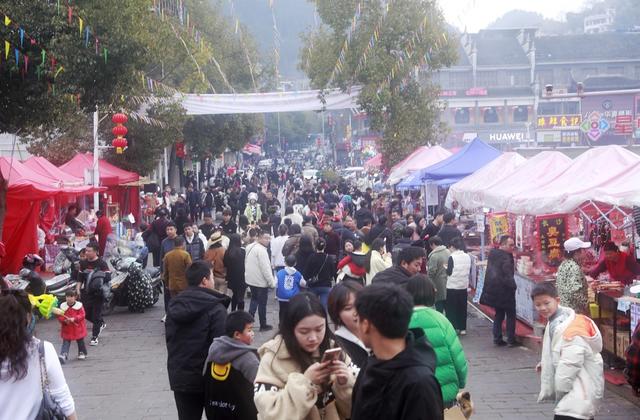 凤凰古城  沱江 游人如织  春节 逛古城  赏美景  品民俗  尝美食