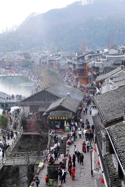 凤凰古城  沱江 游人如织  春节 逛古城  赏美景  品民俗  尝美食