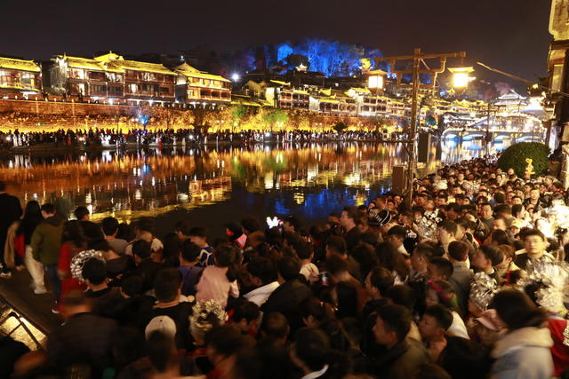 凤凰古城  沱江   看夜景  新春佳节  旅游高峰  人头攒动  热闹非凡  夜景 流连忘返 