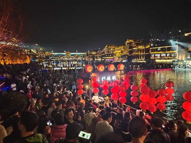 凤凰古城  沱江   看夜景  新春佳节  旅游高峰  人头攒动  热闹非凡  夜景 流连忘返 