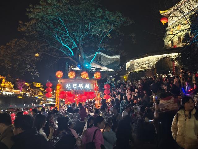 凤凰古城  沱江   看夜景  新春佳节  旅游高峰  人头攒动  热闹非凡  夜景 流连忘返 