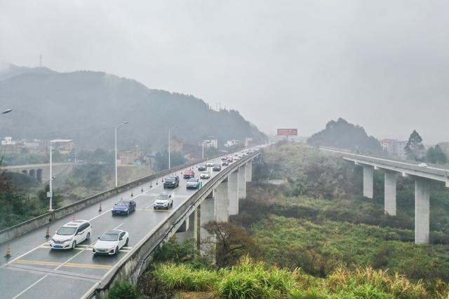 返程 高速公路 车流 南下 春运 交通 二广高速