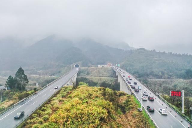 返程 高速公路 车流 南下 春运 交通 二广高速