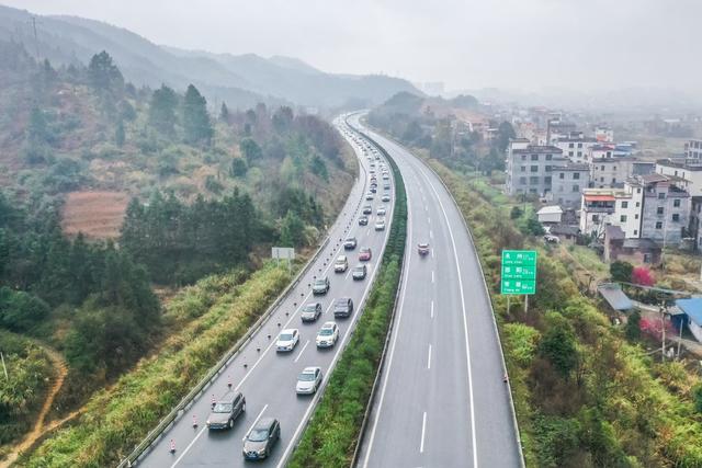 返程 高速公路 车流 南下 春运 交通 二广高速