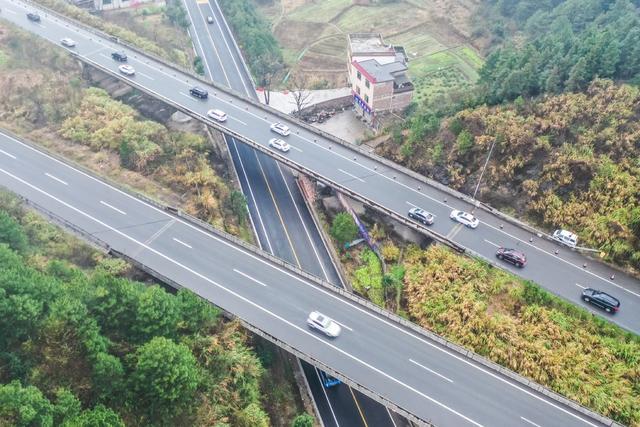 返程 高速公路 车流 南下 春运 交通 二广高速