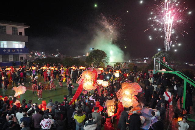 龙灯闹春  热热闹闹过新春