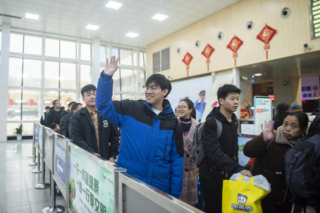 湖南娄底 送行 道别 火车站 返程 家人 挥手