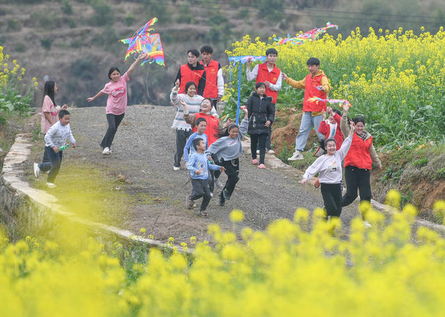 春节
假期
志愿
大学生
农村孩子