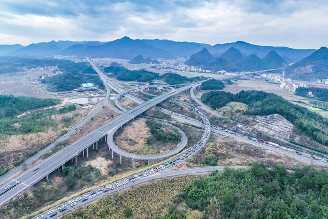 返程 高速公路 车流 南下 春运 交通 二广高速