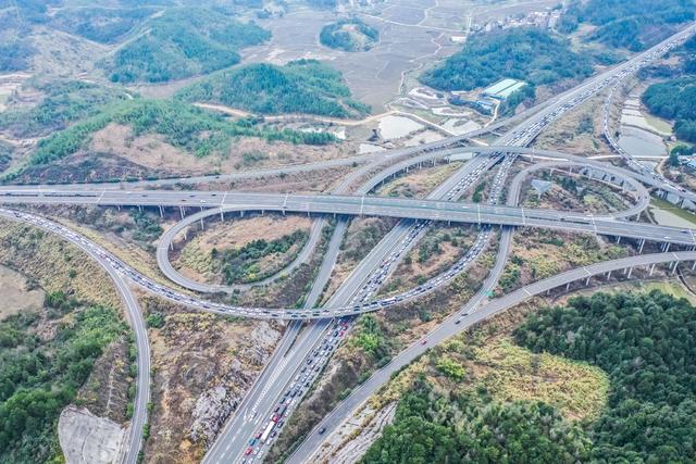 返程 高速公路 车流 南下 春运 交通 二广高速