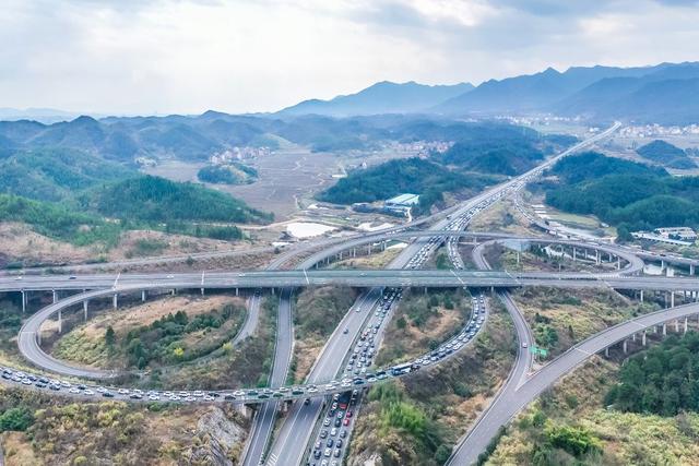 返程 高速公路 车流 南下 春运 交通 二广高速