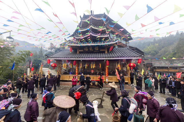 湖南 通道 侗寨 村民 庆祝 新建 鼓楼 落成