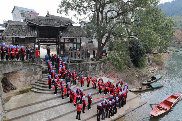  闹新春 侗寨 民俗 年味浓 吸引 游客