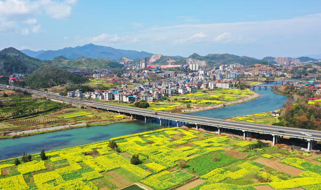 湖南嘉禾：车在公路行，一路花相伴