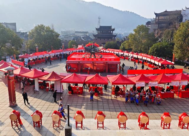 凤凰  从文广场  举办 “春风行动”  就业创业  庙会   招聘会 企业提  岗位 求职者 